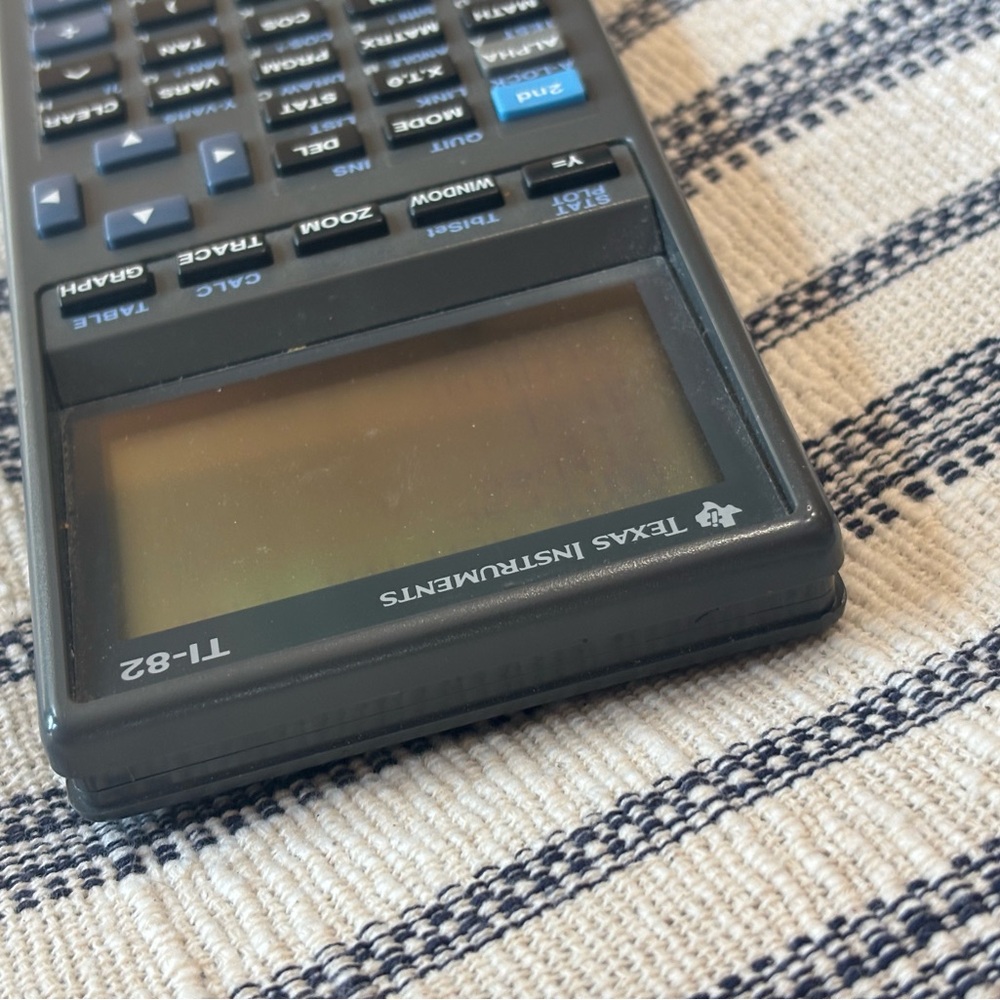 Texas Instruments Graphing Calculator. TI-82 Gray | Works | Large Display - Picture 4 of 6